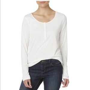 White very feminine and super soft Henley top 💭